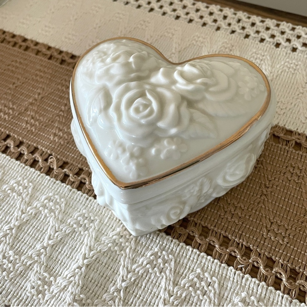 White Heart-Shaped Ceramic Jewelry Music Box with Gold Trim - Picture 2 of 11